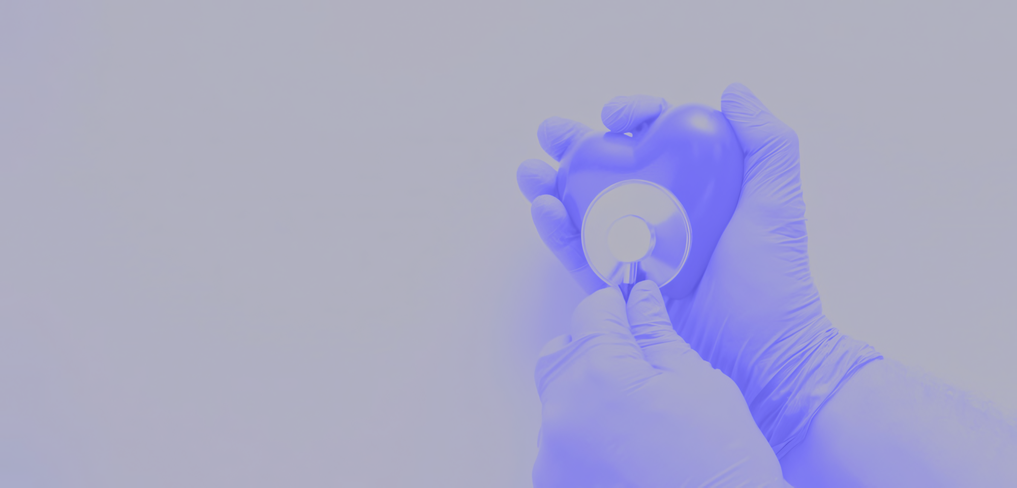 Mani con stetoscopio su un cuore: cura e sicurezza cardiovascolare