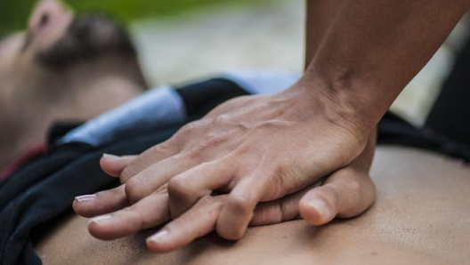 Massaggio cardiaco: corso di primo soccorso con la patente di guida